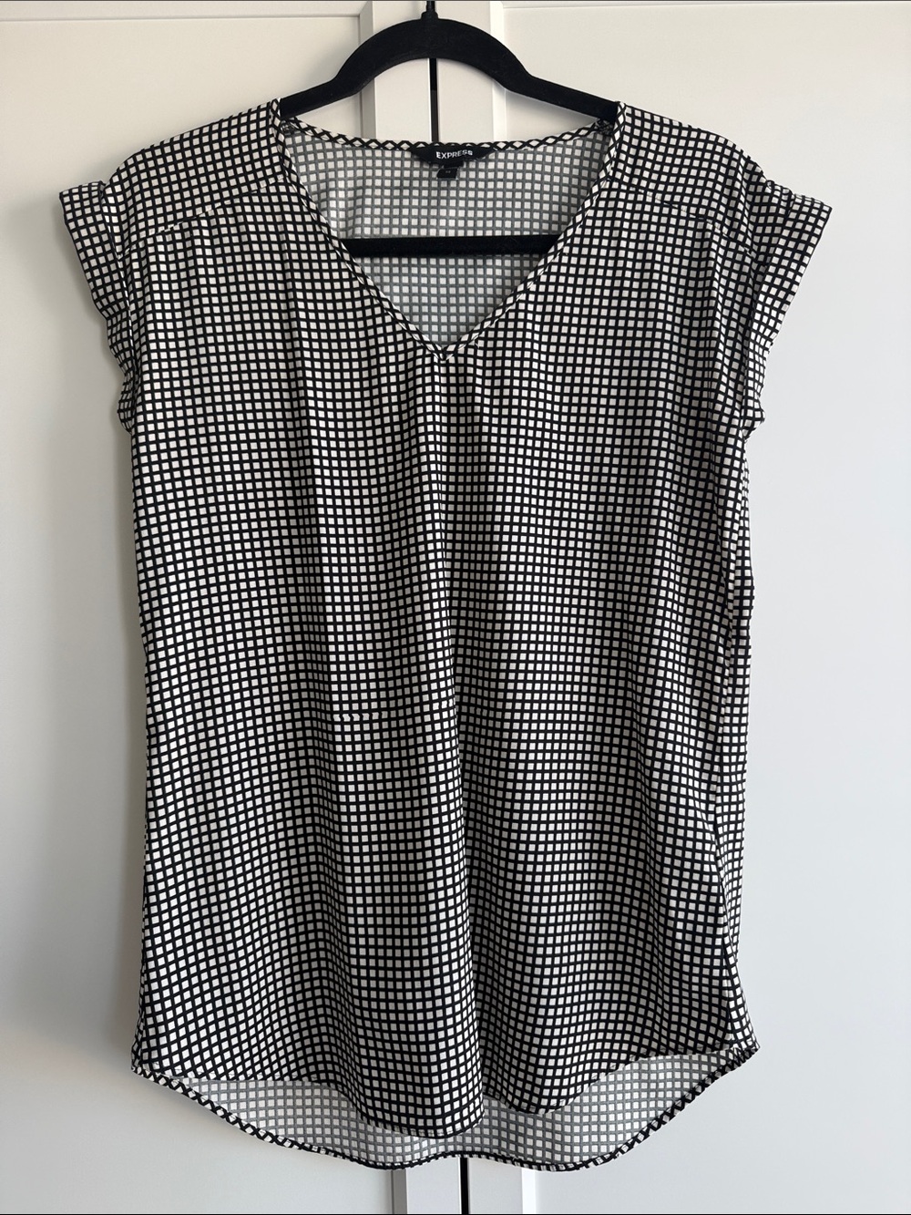 Express Black & White Grid V-Neck Cap Sleeve Blouse